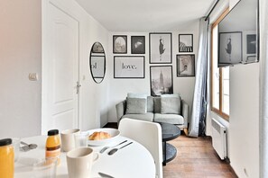 Dining - Peaceful, central Rivoli apartment (Paris)