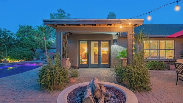 A house with a covered patio, a fire pit, and a swimming pool. - Scottsdale Treasure: Private Pool and Tranquil Yard Retreat! (Scottsdale)