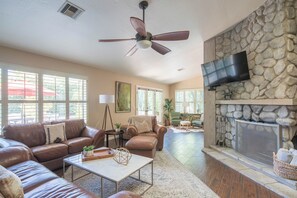 Smart TV, caminetto, tavolo da calcetto