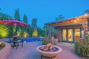 Outdoor dining - Scottsdale Treasure: Private Pool and Tranquil Yard Retreat! (Scottsdale)