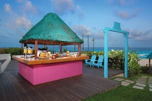 Outdoor dining - Charming 1-bedroom resort with AC, WiFi in delightful Cancún (Cancún)