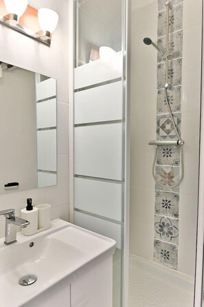Hair dryer, towels, shampoo, toilet paper