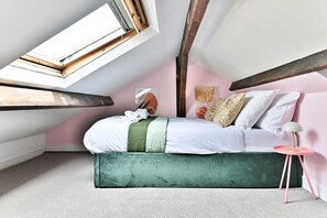 1 chambre, bureau, fer et planche à repasser, lit parapluie