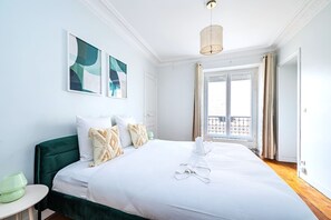 2 chambres, bureau, fer et planche à repasser, lit parapluie