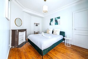 2 bedrooms, desk, iron/ironing board, travel cot - Blue and pink flat next Montparnasse (Paris)