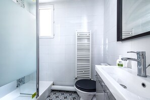 Hårtørrer, håndklæder, Shampoo, Toiletpapir