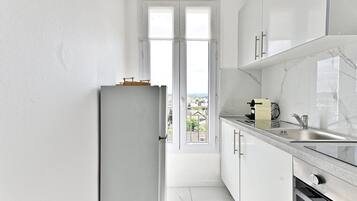 Réfrigérateur, four, plaque de cuisson, cafetiÚre/bouilloire