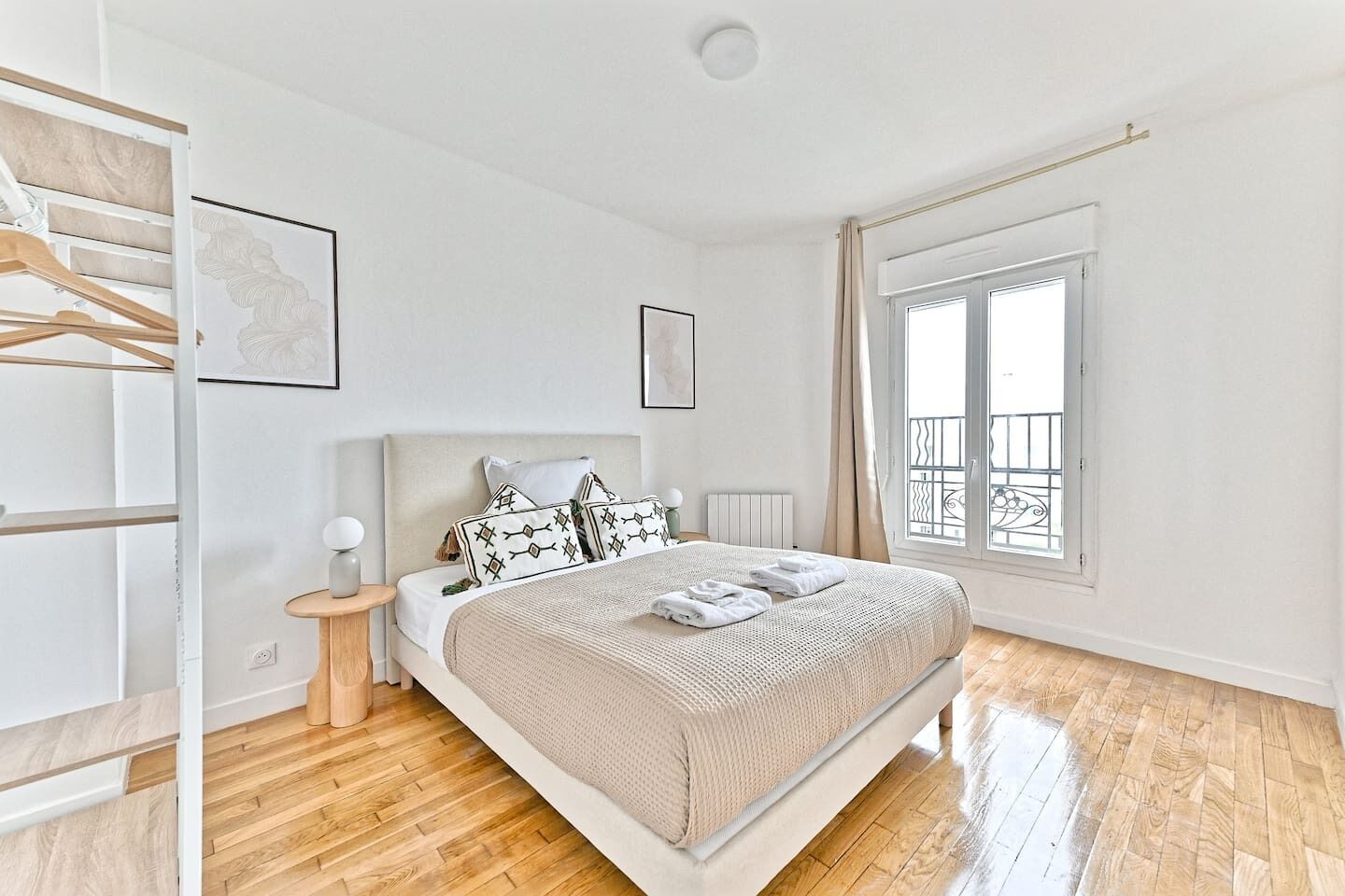 1 camera, una scrivania, ferro/asse da stiro, culla da viaggio