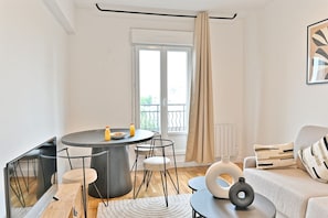 TV - Comfortable 2-room apartment in Paris - II (Montreuil)