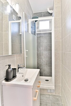 Hair dryer - Comfortable 2-room apartment in Paris - II (Montreuil)