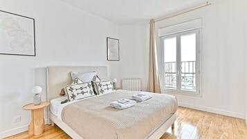 1 habitación, escritorio, tabla de planchar con plancha y cuna de viaje