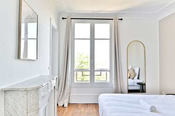 2 bedrooms, desk, iron/ironing board, WiFi