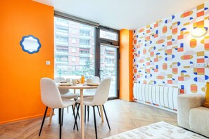 Dining - Colorful apartment near Buttes Chaumont (Paris)