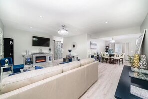 Smart TV, mesa de pingue-pongue