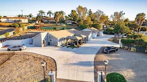A residential area with houses, a driveway, and a parking lot. - Melrose Pet-Friendly 3BR. Feel like royalty (Vista)
