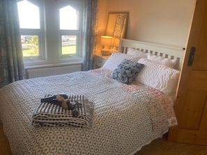 House | 3 bedrooms, iron/ironing board, free WiFi, bed sheets - Sunset Cottage Sleeps 6 With Sea Views (East Cowes)