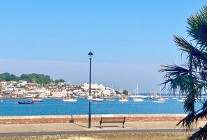 House | Beach - Sunset Cottage Sleeps 6 With Sea Views (East Cowes)