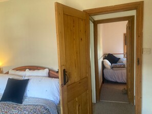 House | 3 bedrooms, iron/ironing board, free WiFi, bed sheets - Sunset Cottage Sleeps 6 With Sea Views (East Cowes)