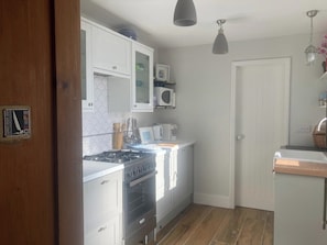 House | Private kitchen | Fridge, microwave, oven, stovetop - Sunset Cottage Sleeps 6 With Sea Views (East Cowes)
