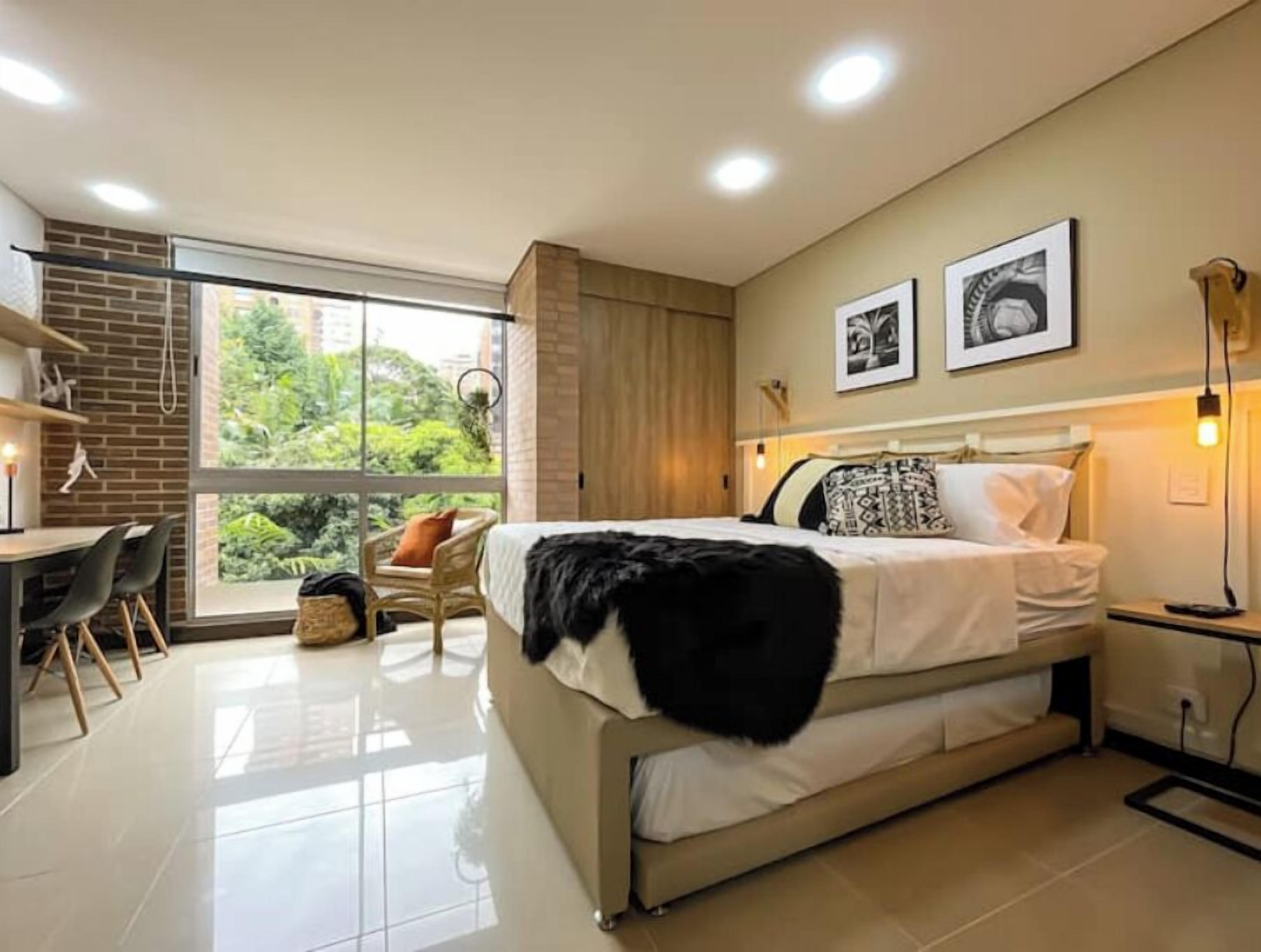 1 quarto, cofres nos quartos, escrivaninha