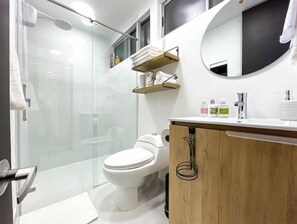 Douche, sèche-cheveux, serviettes fournies, savon