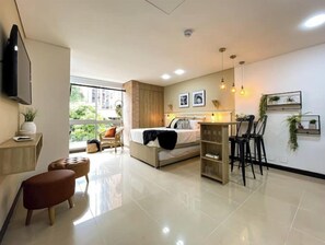 1 habitación, caja de seguridad en la habitación y escritorio 