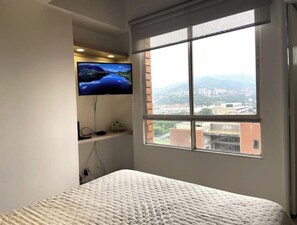 1 Schlafzimmer, Schreibtisch, Bügeleisen/Bügelbrett, Reisekinderbett