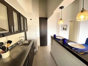 Kühlschrank, Mikrowelle, Herdplatte, Wasserkocher mit Kaffee-/Teezubehör