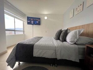 2 sovrum, skrivbord, strykjärn/strykbräda och resesäng