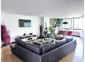Smart TV, books - Paradise of Provenza (Medellín)