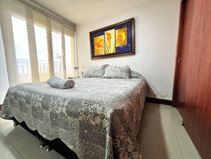 3 slaapkamers, een strijkplank/strijkijzer, reisbedje, gratis wifi