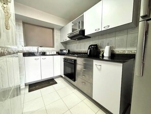 Geladeira, micro-ondas, cooktop, cafeteira/chaleira