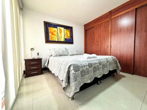 3 quartos, ferros/tábuas de passar roupa, berço de viagem