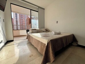 3 bedrooms, desk, iron/ironing board, travel cot - Magical Laureles (Medellín)