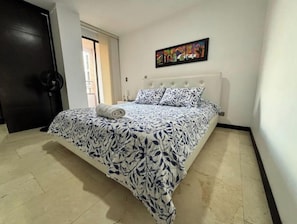 3 habitaciones, escritorio y tabla de planchar con plancha 