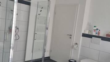 Chuveiro, toalhas de banho