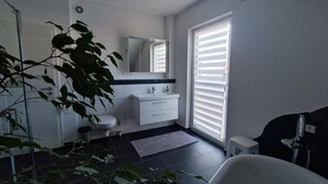 シャワー、ヘアドライヤー、タオル