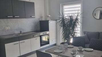 Geladeira, micro-ondas, fogão, cooktop