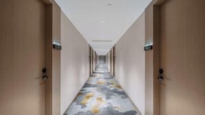 Un largo pasillo estrecho en un hotel, con puertas a ambos lados, con los números 2335 y 2336.