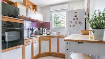 Een koelkast, een microgolfoven, een oven, een kookplaat
