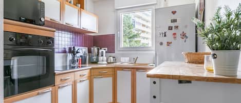 Réfrigérateur, four à micro-ondes, un four, surface de cuisson