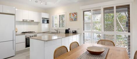 Réfrigérateur, micro-ondes, plaque de cuisson, lave-vaisselle