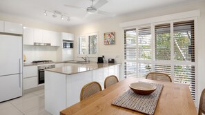Fridge, microwave, stovetop, dishwasher - 3/11 Munna Crescent Noosaville QLD 4566 (Noosaville)
