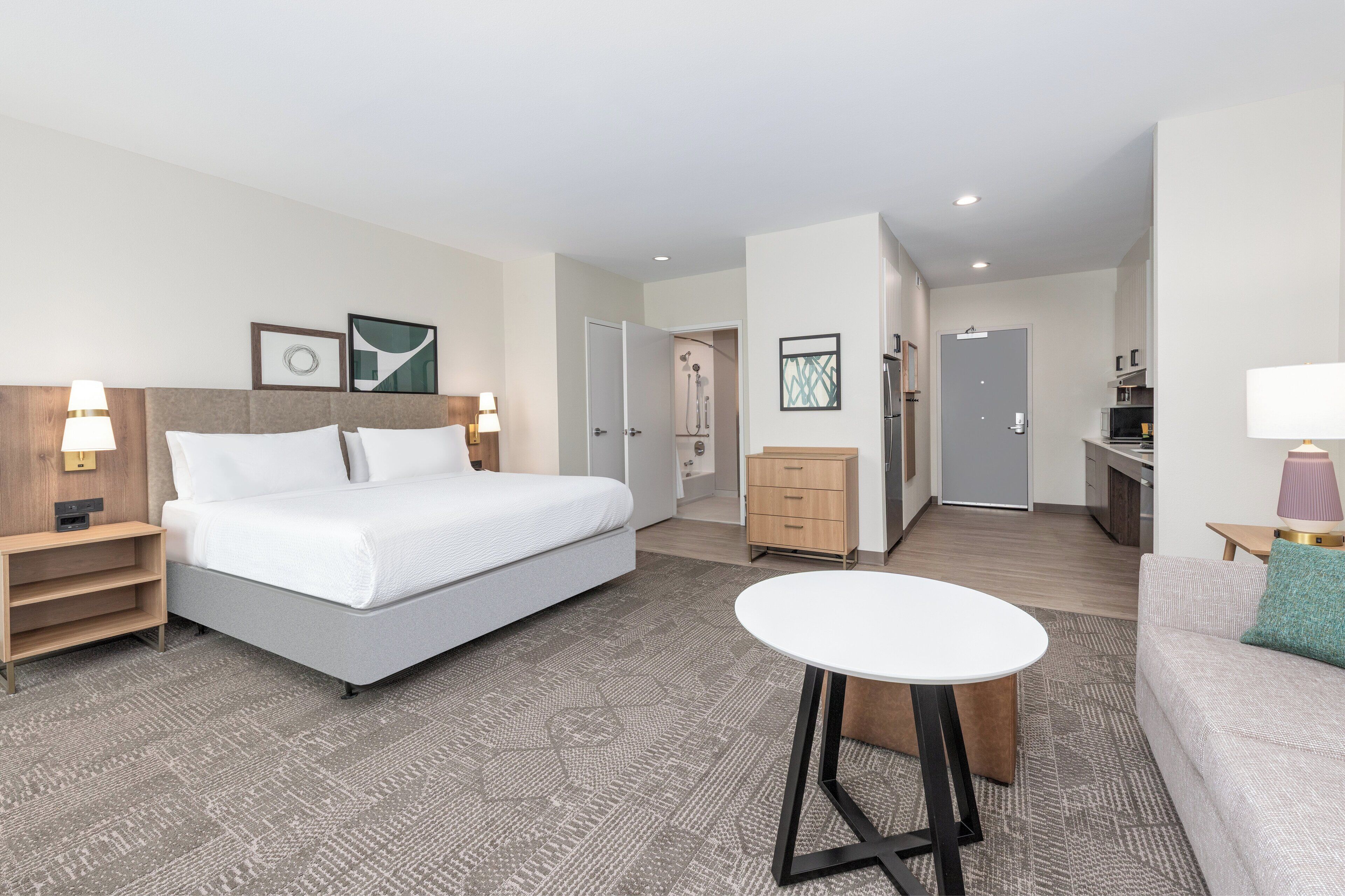 Studiosvit - 1 kingsize-säng - tillgänglighetsanpassat badkar - kök (Mobility) | Sängtillbehör av högsta kvalitet och bäddmadrasser