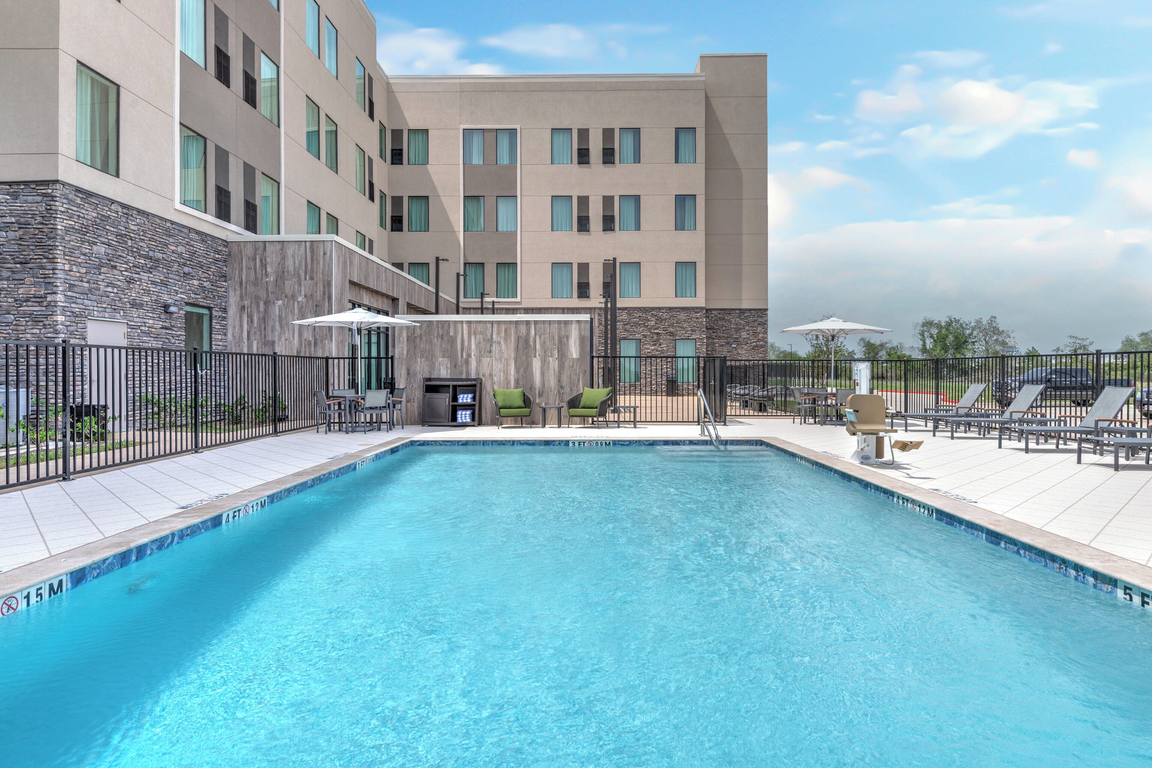 시즌별로 운영되는 야외 수영장