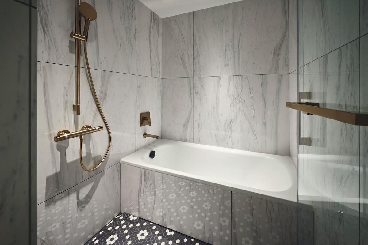 Badewanne und Dusche (separat), Haartrockner, Bademäntel, Hausschuhe