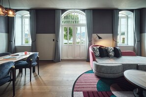 Suite, 1 chambre, terrasse (Main Building) | 1 chambre, minibar, coffres-forts dans les chambres, rideaux occultants