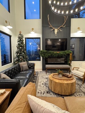 Smart TV, fireplace - Luxury Indoor Pool Cabin • Arcade • Hot Tub • Views (Sevierville)