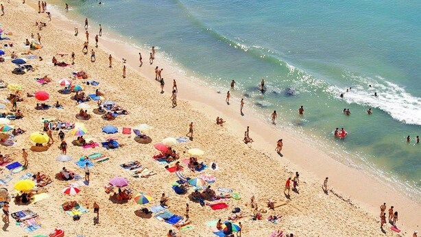 A crowded beach with people sunbathing and swimming. - ZEcamping 3 étoiles piscine chauffée mobil-home 25m2 4 pers (Portel-des-Corbières)