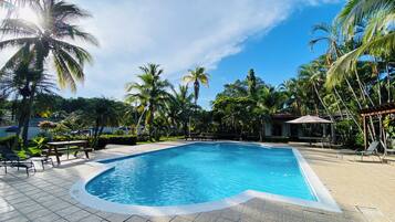 Una piscina al aire libre
